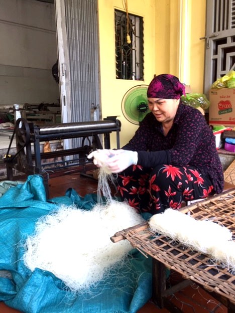 Bà Nguyễn thị Thuý với sản phẩm bánh đa trắng Bà Nguyễn thị Thuý với sản phẩm bánh đa trắng