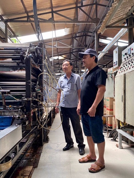 Ông Phạm Quí Ngọc bên hệ thống máy sản xuất bánh đa tại cơ sở Ngọc Xinh Ông Phạm Quí Ngọc bên hệ thống máy sản xuất bánh đa tại cơ sở Ngọc Xinh