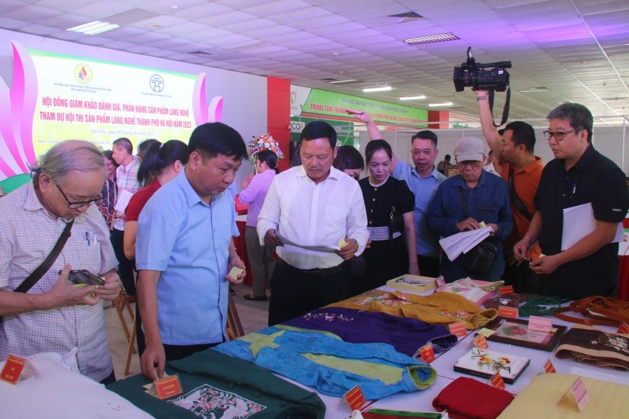 Tham gia hội thi có 109 tập thể, cá nhân, gồm 30 nghệ nhân (10 nghệ nhân ưu tú); 79 thợ giỏi của 25 quận, huyện, thị xã.