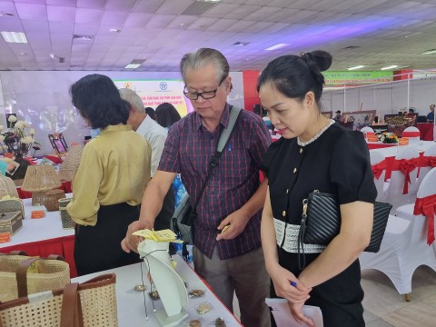 ha noi to chuc va tiep nhan ho so tham du hoi thi san pham lang nghe ha noi nam 2025