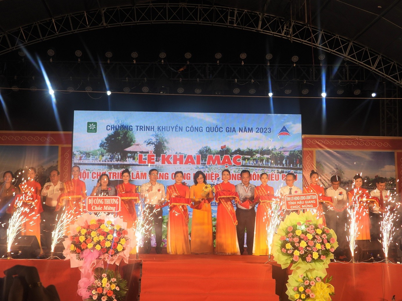 Khai mạc hội chợ triển lãm hàng công nghiệp nông thôn tiêu biểu khu vực phía Nam Khai mạc hội chợ triển lãm hàng công nghiệp nông thôn tiêu biểu khu vực phía Nam