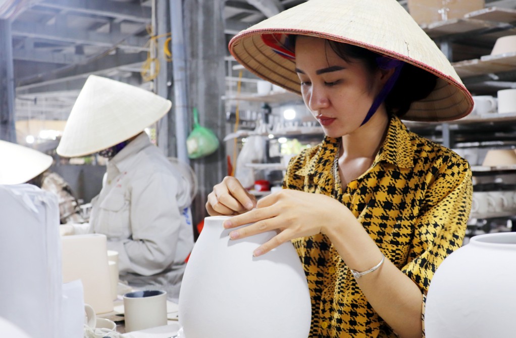 ác sản phẩm gốm mỏng đòi hỏi sự khéo léo, nhẹ nhàng phù hợp với đội ngũ công nhân nữ. ác sản phẩm gốm mỏng đòi hỏi sự khéo léo, nhẹ nhàng phù hợp với đội ngũ công nhân nữ.