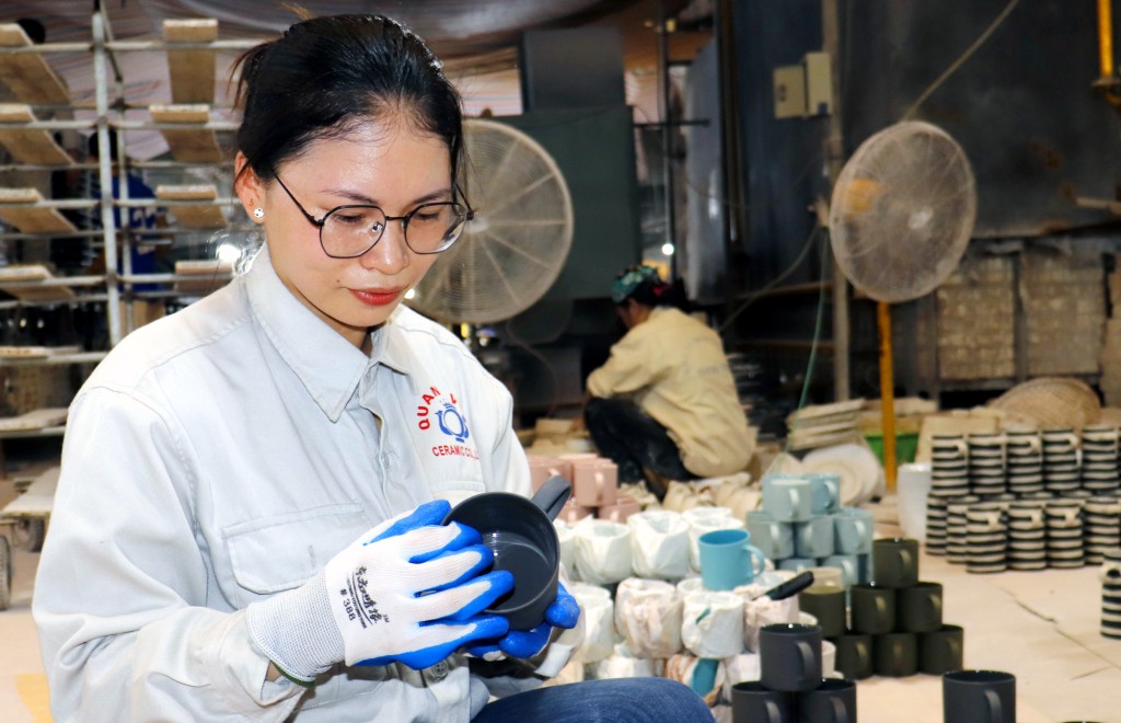 Làng nghề gốm nơi đây cũng trở thành điểm tham quan trải nghiệm hấp dẫn cho nhiều du khách khi đến Quảng Ninh. Làng nghề gốm nơi đây cũng trở thành điểm tham quan trải nghiệm hấp dẫn cho nhiều du khách khi đến Quảng Ninh.