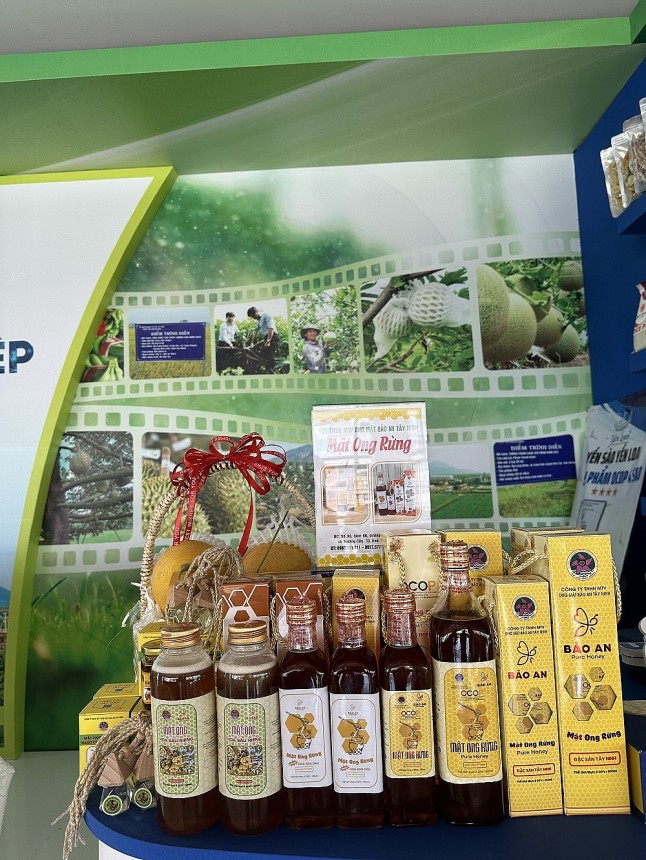 Gian hàng trưng bày các sản phẩm mật ong Bảo An