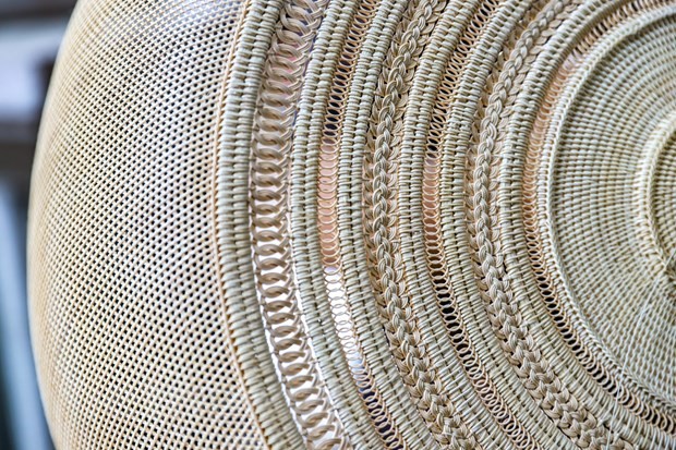 Chiếc lồng bàn được đan hoàn toàn thủ công nhìn rất tinh xảo