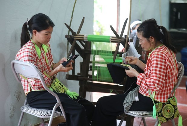 Lạng Sơn: Truyền dạy thực hành nghề thêu, dệt thổ cẩm của người Nùng Phàn SLình