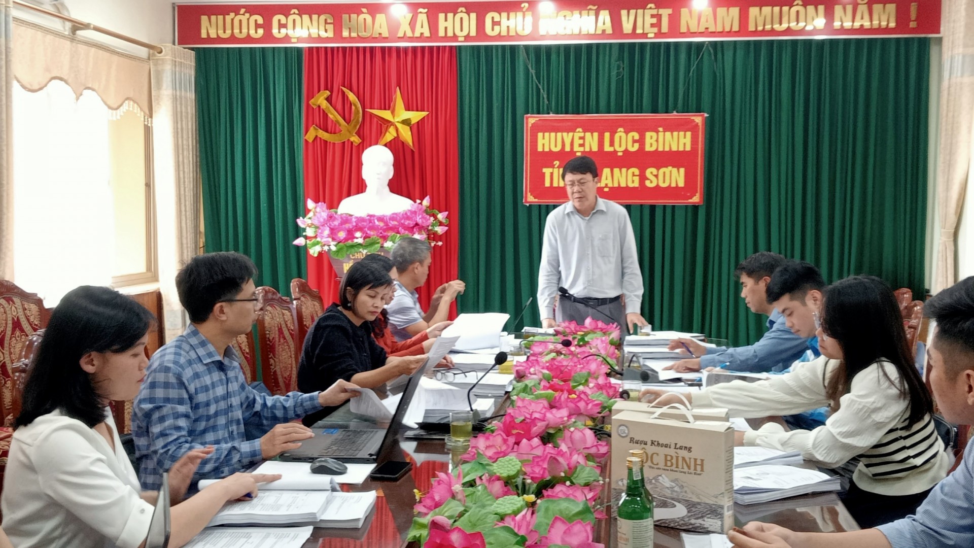 Dự có đồng chí Hoàng Hùng Cường, Ủy viên Ban Thường vụ Huyện ủy, Phó Chủ tịch UBND huyện. Các thành viên Hội đồng đánh giá, phân hạng sản phẩm OCOP huyện, đại diện các chủ thể có sản phẩm đánh giá, phân hạng OCOP.  Trong quý IV/2023, trên địa bàn huyện có 2 sản phẩm của 2 hợp tác xã gửi hồ sơ đề nghị đánh giá, phân hạng sản phẩm OCOP cấp huyện gồm: sản phẩm rượu khoai lang Lộc Bình của Hợp tác xã Nông nghiệp xanh Lộc Bình và sản phẩm rượu men lá A Múi của Hợp tác xã Nông trang sinh thái Mẫu Sơn.  Tại cuộc họp, các chủ thể đã giới thiệu về sản phẩm gồm: Sản phẩm rượu men lá A Múi của Hợp tác xã Nông trang sinh thái Mẫu Sơn và sản phẩm rượu khoai lang Lộc Bình của Hợp tác xã Nông nghiệp xanh Lộc Bình. Sau khi nghe các chủ thể giới thiệu về sản phẩm tham gia đánh giá, phân hạng sản phẩm OCOP 3 sao, các thành viên Hội đồng đã thảo luận, xem xét, đánh giá hồ sơ các sản phẩm với những nội dung như: Nguồn nguyên liệu, năng lực sản xuất, nguồn gốc ý tưởng sản phẩm, chất lượng sản phẩm; quy trình đóng chai sản phẩm... Qua đó, các thành viên hội đồng đã thống nhất chấm điểm phân hạng 2 sản phẩm. Trong đó, sản phẩm rượu khoai lang Lộc Bình được 66,36 điểm, đạt 3 sao; rượu men lá A Múi đạt 63,72 điểm, đạt 3 sao.  Hội đồng đánh giá, phân hạng sản phẩm OCOP của huyện Lộc Bình cũng đề nghị đơn vị tư vấn và các chủ thể khẩn trương hoàn thiện hồ sơ để đề trình UBND huyện ra quyết định công nhận sản phẩm OCOP 3 sao đối với 2 sản phẩm Rượu khoai lang Lộc Bình và Rượu men lá A Múi.