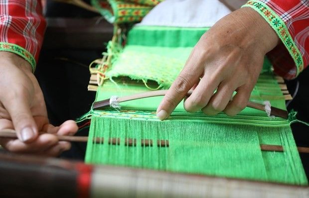 Lạng Sơn: Truyền dạy thực hành nghề thêu, dệt thổ cẩm của người Nùng Phàn SLình