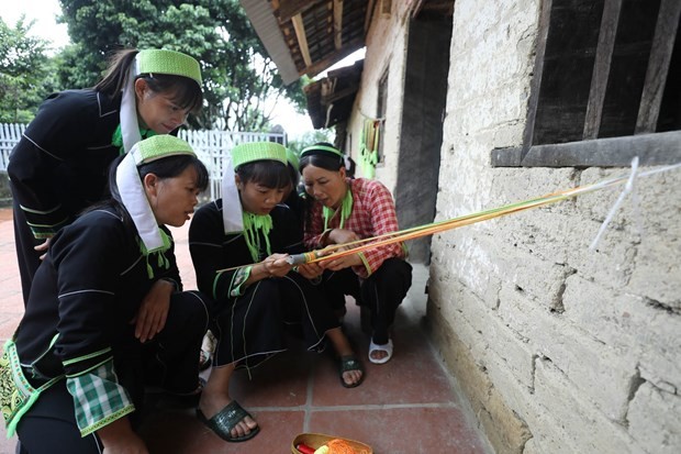 Lạng Sơn: Truyền dạy thực hành nghề thêu, dệt thổ cẩm của người Nùng Phàn SLình