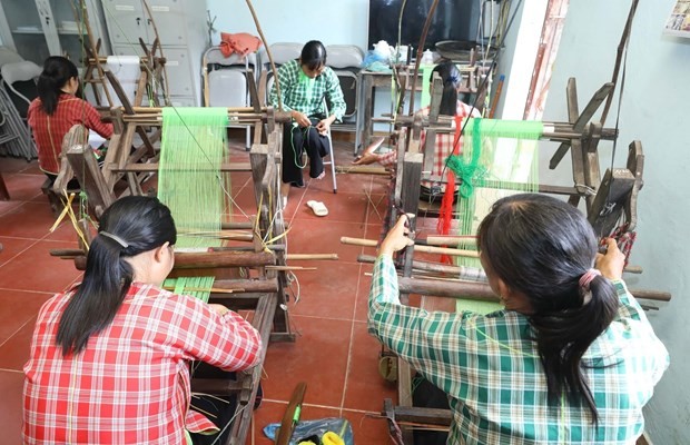 Lạng Sơn: Truyền dạy thực hành nghề thêu, dệt thổ cẩm của người Nùng Phàn SLình