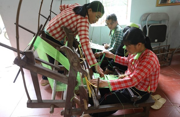 Lạng Sơn: Truyền dạy thực hành nghề thêu, dệt thổ cẩm của người Nùng Phàn SLình