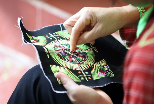 Lạng Sơn: Truyền dạy thực hành nghề thêu, dệt thổ cẩm của người Nùng Phàn SLình