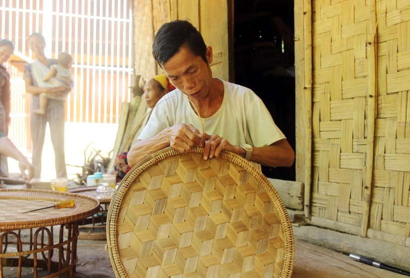 Hiện trong bản có 30 hộ làm nghề đan lát, Hiện trong bản có 30 hộ làm nghề đan lát,