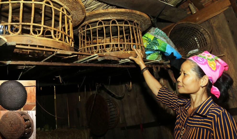 Các sản phẩm sau khi làm xong được đưa lên gác bếp và hong khô một thời gian dài. Sức nóng của khói bếp làm cho mâm, ghế lên màu vàng đẹp và có thời gian sử dụng lâu hơn. Các sản phẩm sau khi làm xong được đưa lên gác bếp và hong khô một thời gian dài. Sức nóng của khói bếp làm cho mâm, ghế lên màu vàng đẹp và có thời gian sử dụng lâu hơn.