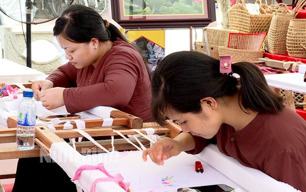 Nhiều thợ trẻ nhưng đã là tay kim điêu luyện. Nhiều thợ trẻ nhưng đã là tay kim điêu luyện.