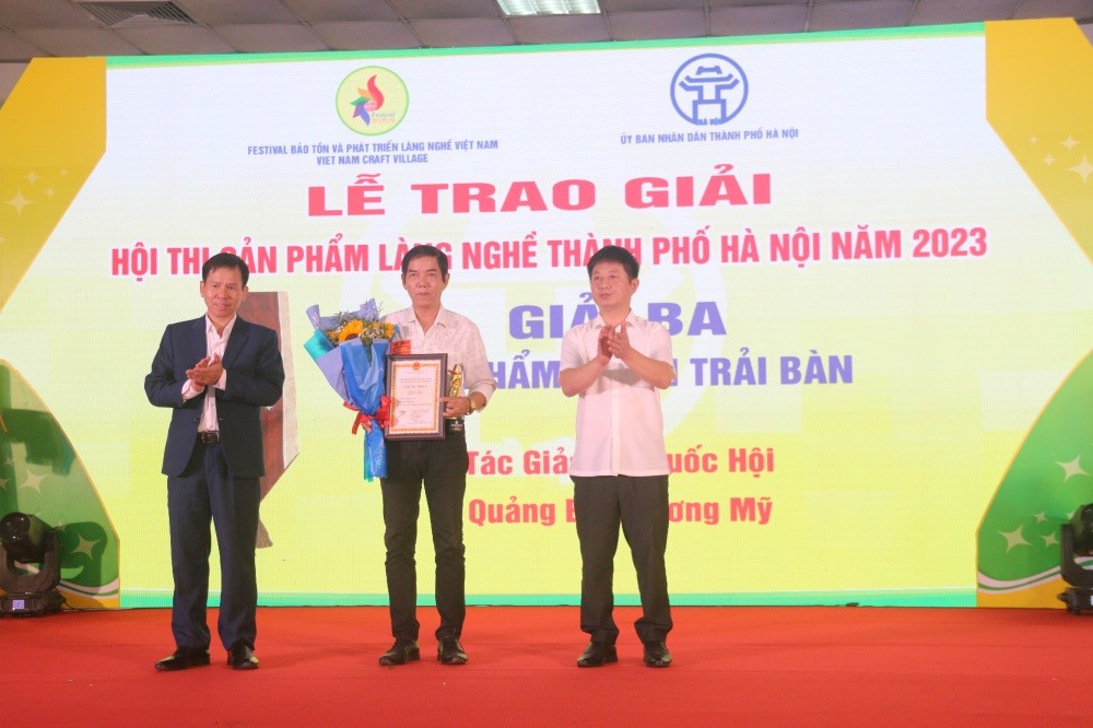 rao giải Hội thi sản phẩm làng nghề cho các tác phẩm được giải 