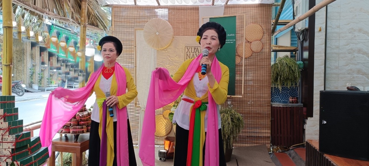 Nữ nghệ nhân tâm huyết với sản phẩm bánh cốm gia truyền gần 100 năm Nữ nghệ nhân tâm huyết với sản phẩm bánh cốm gia truyền gần 100 năm