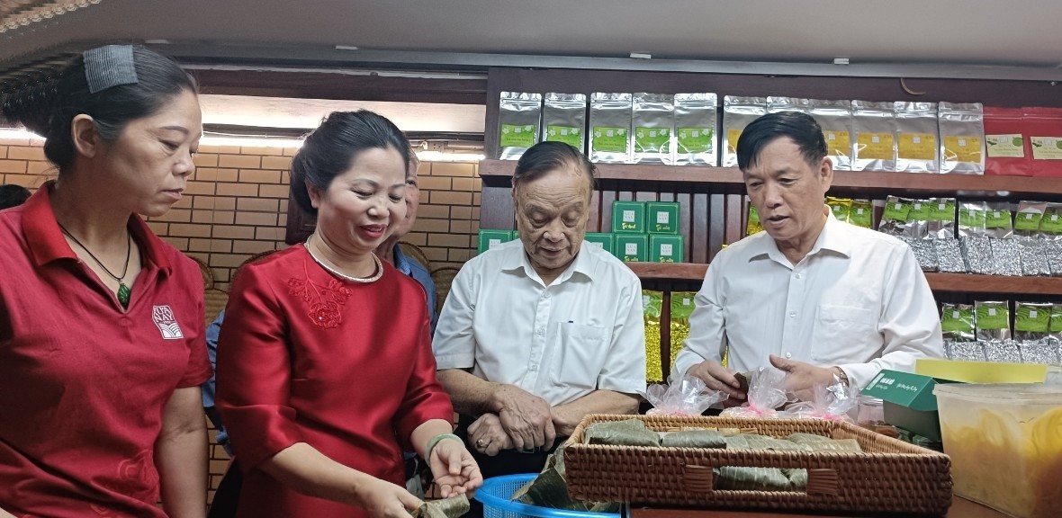 Nữ nghệ nhân tâm huyết với sản phẩm bánh cốm gia truyền gần 100 năm Nữ nghệ nhân tâm huyết với sản phẩm bánh cốm gia truyền gần 100 năm