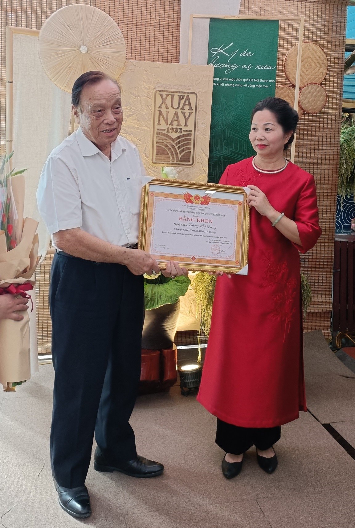 Nữ nghệ nhân tâm huyết với sản phẩm bánh cốm gia truyền gần 100 năm Nữ nghệ nhân tâm huyết với sản phẩm bánh cốm gia truyền gần 100 năm