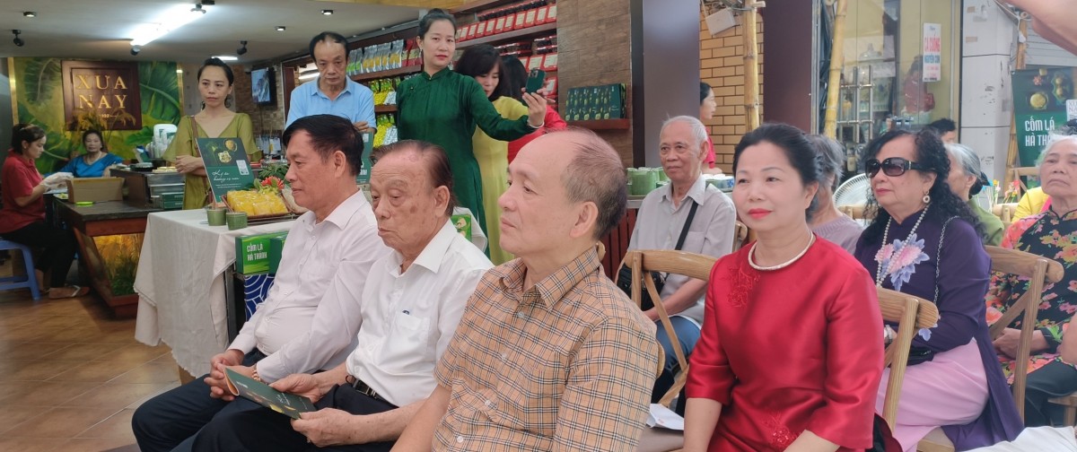 Nữ nghệ nhân tâm huyết với sản phẩm bánh cốm gia truyền gần 100 năm Nữ nghệ nhân tâm huyết với sản phẩm bánh cốm gia truyền gần 100 năm