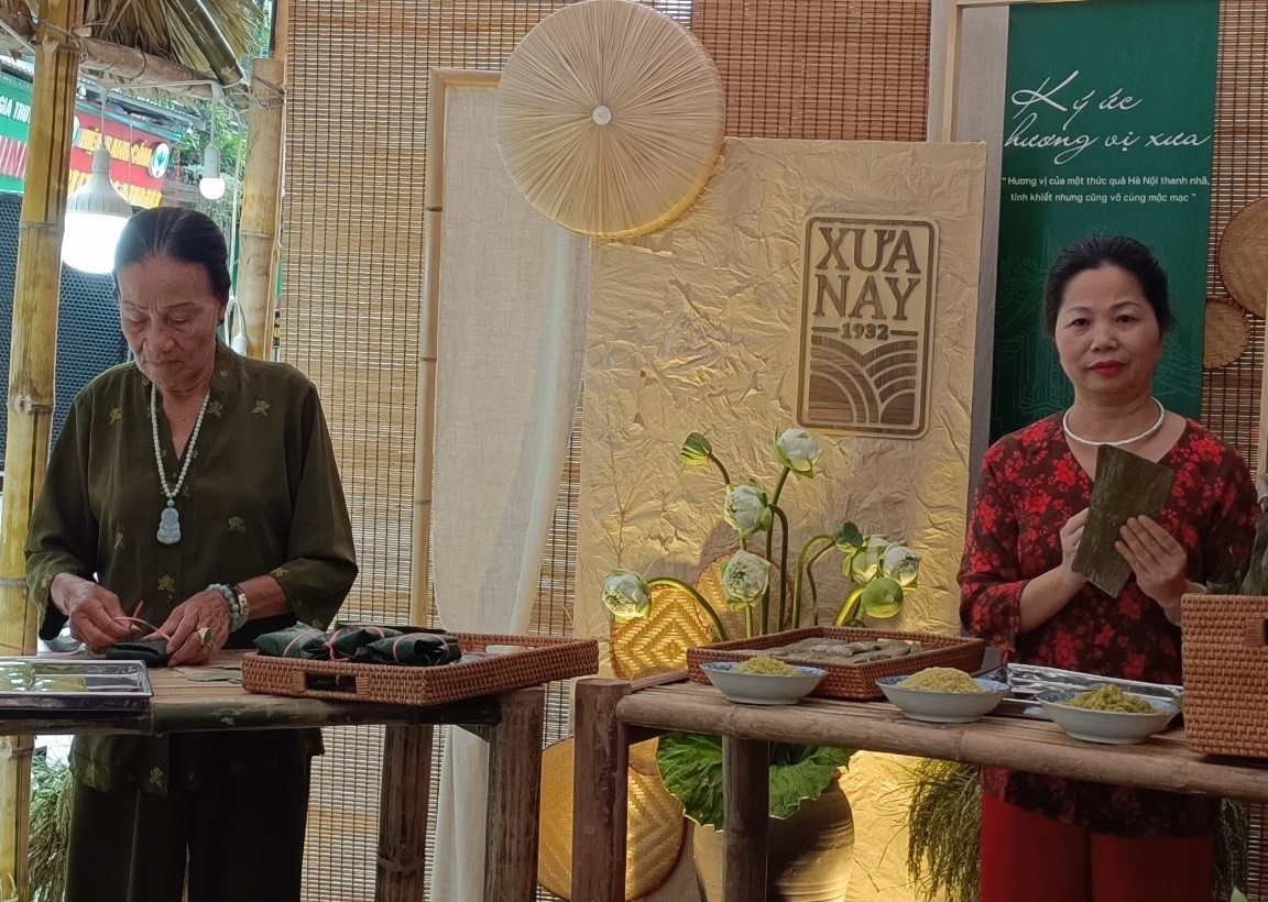 Nữ nghệ nhân tâm huyết với sản phẩm bánh cốm gia truyền gần 100 năm Nữ nghệ nhân tâm huyết với sản phẩm bánh cốm gia truyền gần 100 năm