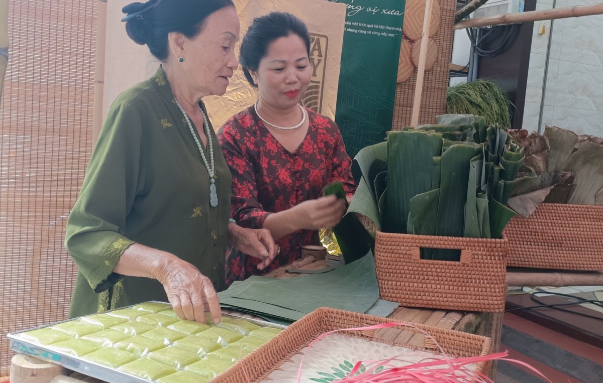 Nữ nghệ nhân tâm huyết với sản phẩm bánh cốm gia truyền gần 100 năm Nữ nghệ nhân tâm huyết với sản phẩm bánh cốm gia truyền gần 100 năm
