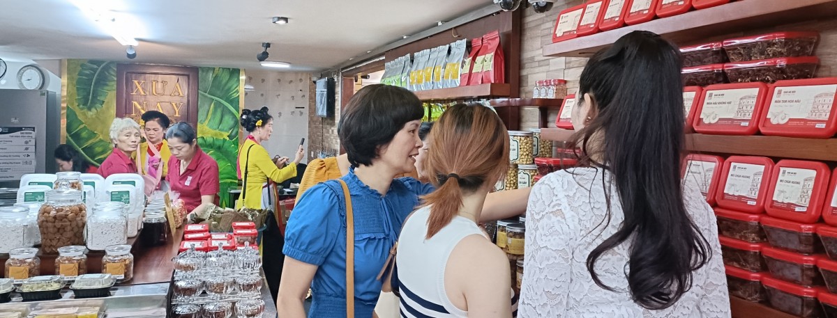 Nữ nghệ nhân tâm huyết với sản phẩm bánh cốm gia truyền gần 100 năm Nữ nghệ nhân tâm huyết với sản phẩm bánh cốm gia truyền gần 100 năm