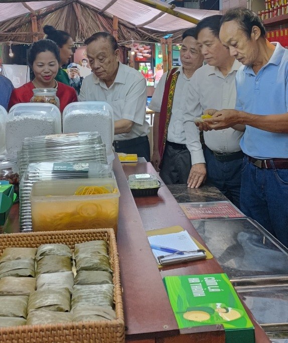 Nữ nghệ nhân tâm huyết với sản phẩm bánh cốm gia truyền gần 100 năm Nữ nghệ nhân tâm huyết với sản phẩm bánh cốm gia truyền gần 100 năm