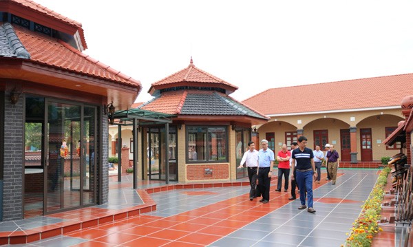 Không gian làng quê trưng bày những sản phẩm được làm từ đất sét nung Đông Triều. Không gian làng quê trưng bày những sản phẩm được làm từ đất sét nung Đông Triều.