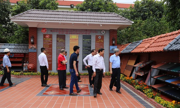 Nhiều sản phẩm đất sét nung được trưng bày đã thu hút sự quan tâm của du khách. Nhiều sản phẩm đất sét nung được trưng bày đã thu hút sự quan tâm của du khách.