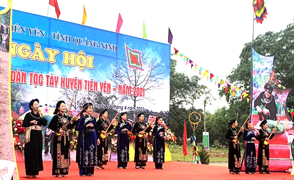 Giao lưu hát then - đàn tính tại Ngày hội Văn hoá - Thể thao dân tộc Tày huyện Tiên Yên. Giao lưu hát then - đàn tính tại Ngày hội Văn hoá - Thể thao dân tộc Tày huyện Tiên Yên.