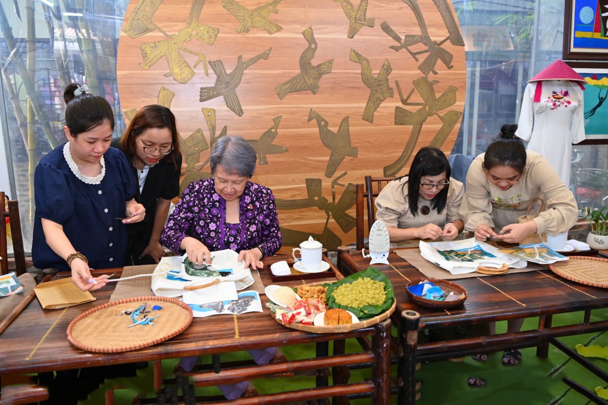 Bà Lê Thị Bích Trân và bà Hà Tinh cùng trải nghiệm ghép tranh lên vải dưới sự hướng dẫn của các nhân viên. Bà Lê Thị Bích Trân và bà Hà Tinh cùng trải nghiệm ghép tranh lên vải dưới sự hướng dẫn của các nhân viên.