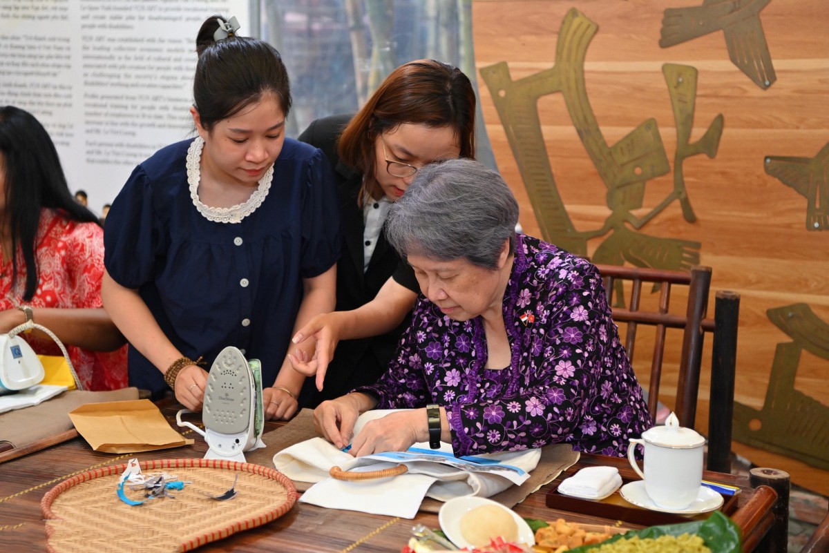 Phu nhân Thủ tướng Việt Nam - Singapore trải nghiệm ghép tranh lụa Phu nhân Thủ tướng Việt Nam - Singapore trải nghiệm ghép tranh lụa