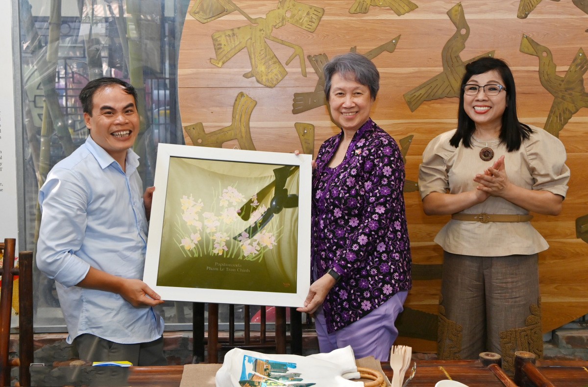 Nghệ nhân Lê Việt Cường tặng bức tranh hình hoa lan Phu nhân Thủ tướng Việt Nam - Singapore trải nghiệm ghép tranh lụa