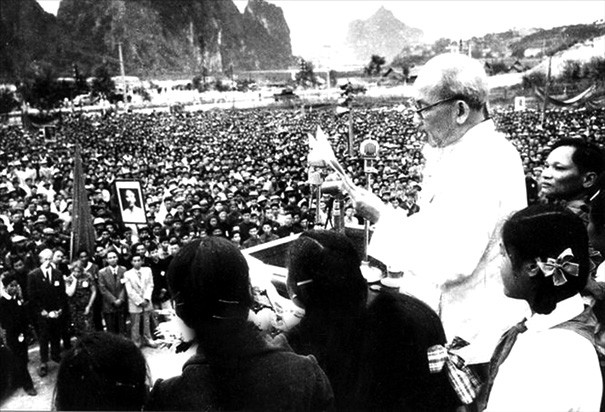 Bác Hồ về thăm Quảng Ninh vào ngày 4/10/1957.Nhân dân thị xã Hồng Gai (nay là thành phố Hạ Long) họp mít tinh mừng đón Bác. Bác Hồ về thăm Quảng Ninh vào ngày 4/10/1957.Nhân dân thị xã Hồng Gai (nay là thành phố Hạ Long) họp mít tinh mừng đón Bác.