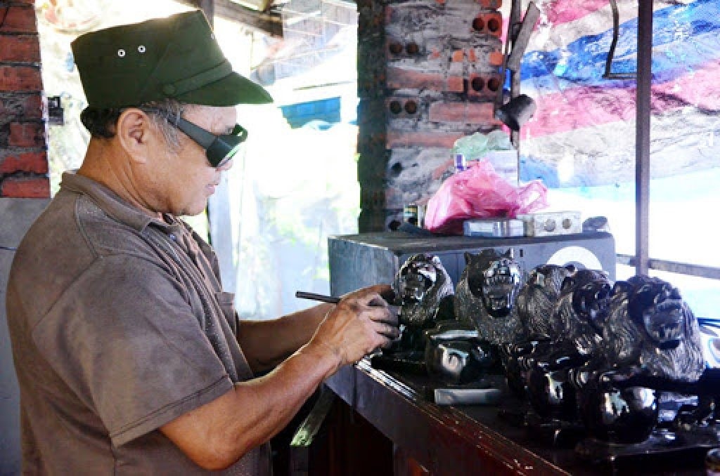 Nghề thủ công mỹ nghệ than đá được du nhập từ Pháp và có mặt từ đầu thế kỷ 20, đến nay làng nghề truyền thống này đã khá nổi tiếng. Nghề thủ công mỹ nghệ than đá được du nhập từ Pháp và có mặt từ đầu thế kỷ 20, đến nay làng nghề truyền thống này đã khá nổi tiếng.