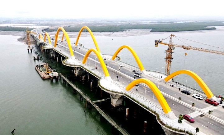 Cầu Tình Yêu và đường dẫn có tổng chiều dài toàn tuyến 4.265m là cầu 6 làn xe đầu tiên của Quảng Ninh Cầu Tình Yêu và đường dẫn có tổng chiều dài toàn tuyến 4.265m là cầu 6 làn xe đầu tiên của Quảng Ninh