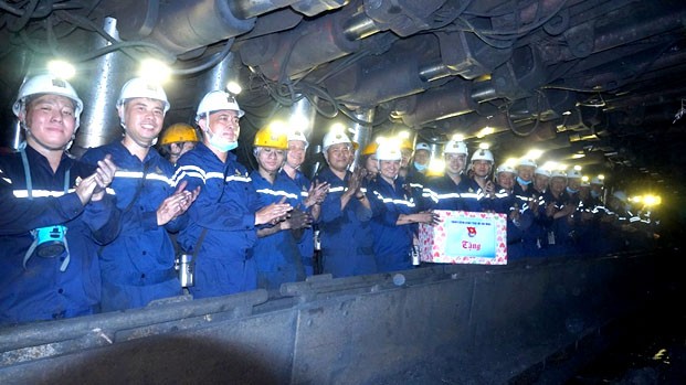 Công ty luôn thăm hỏi, tặng quà, động viên cán bộ, công nhân viên trong quá trình sản xuất Công ty luôn thăm hỏi, tặng quà, động viên cán bộ, công nhân viên trong quá trình sản xuất