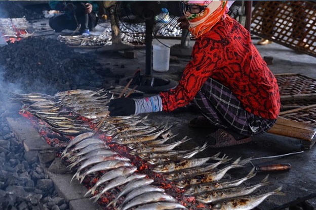 Làng nghề nướng cá ở Nghệ An luôn đỏ lửa bất kể nắng, mưa