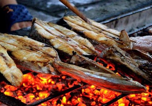 Làng nghề nướng cá ở Nghệ An luôn đỏ lửa bất kể nắng, mưa