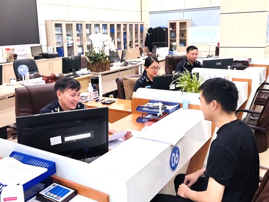 Cán bộ nhân viên chi cục Hải quan cửa khẩu Móng Cái giải quyết các thủ tục thông quan trên nền tảng số Cán bộ nhân viên chi cục Hải quan cửa khẩu Móng Cái giải quyết các thủ tục thông quan trên nền tảng số