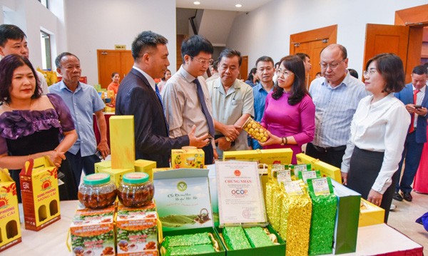 Các đại biểu tham quan gian hàng sản phẩm nông nghiệp tiêu biểu.