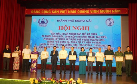 tp mong cai ton vinh ta p the ca nhan co nhie u co ng hie n xay du ng thanh pho