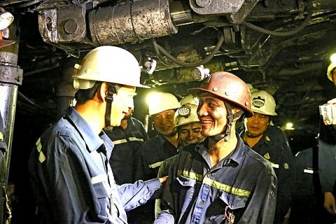 Thợ lò Bùi Văn Toản gắn bó với nghề, có nhiều sáng kiến
