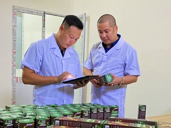 Ông Trần Việt Anh, chủ tịch HĐQT tập đoàn VGGroup trực tiếp đến kiểm tra chất lượng, mẫu mã sản phẩm trước khi xuất xưởng tại hệ thống các nhà máy DMD Việt Nam Ông Trần Việt Anh, chủ tịch HĐQT tập đoàn VGGroup trực tiếp đến kiểm tra chất lượng, mẫu mã sản phẩm trước khi xuất xưởng tại hệ thống các nhà máy DMD Việt Nam