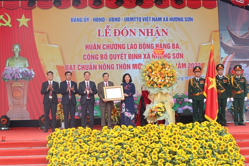 Xã Hương Sơn đón nhận Huân chương Lao động hạng Ba và công bố quyết định đạt chuẩn Nông thôn mới nâng cao