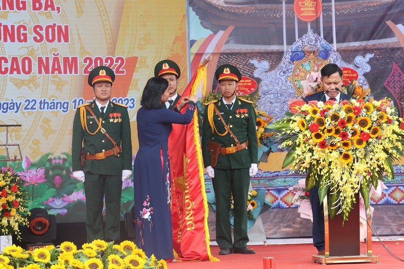 Xã Hương Sơn đón nhận Huân chương Lao động hạng Ba và công bố quyết định đạt chuẩn Nông thôn mới nâng cao