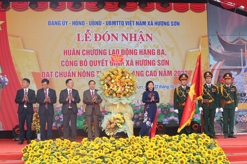 Thừa ủy quyền Chủ tịch nước, Phó Bí thư Thường trực Thành ủy Nguyễn Thị Tuyến trao Huân chương Lao động hạng Ba cho cán bộ và Nhân 