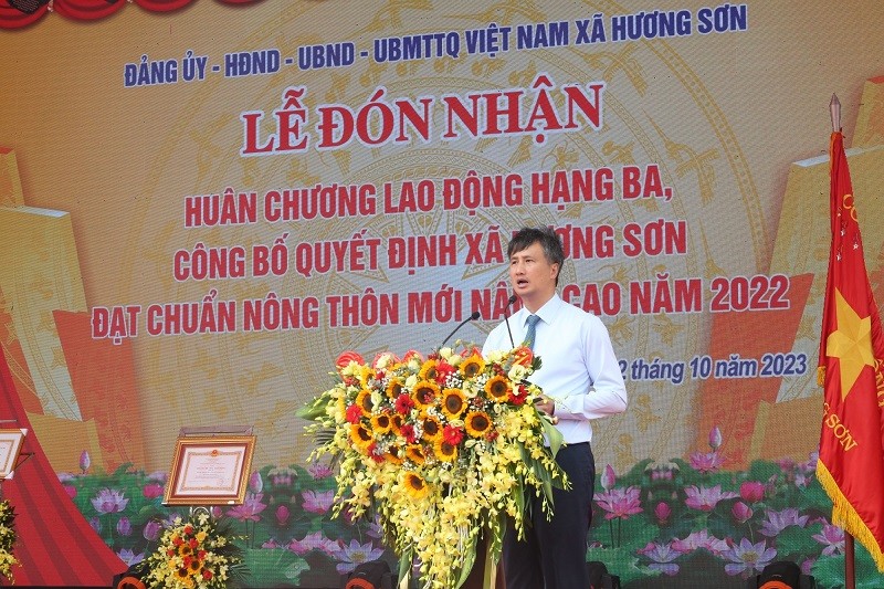 Bí thư Huyện ủy Mỹ Đức Nguyễn Anh Dũng ghi nhận và đánh giá cao những thành tích mà Đảng bộ, chính quyền và Nhân dân xã Hương Sơn đã đạt được.