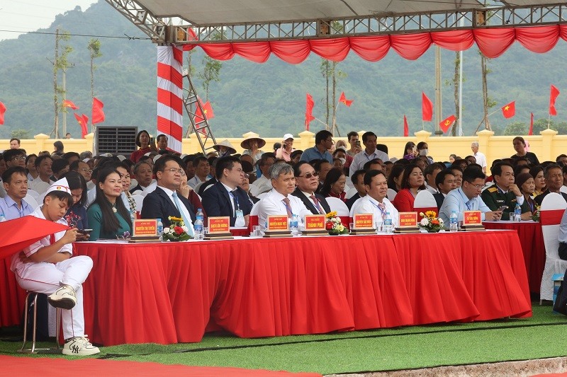 Xã Hương Sơn đón nhận Huân chương Lao động hạng Ba và công bố quyết định đạt chuẩn Nông thôn mới nâng cao